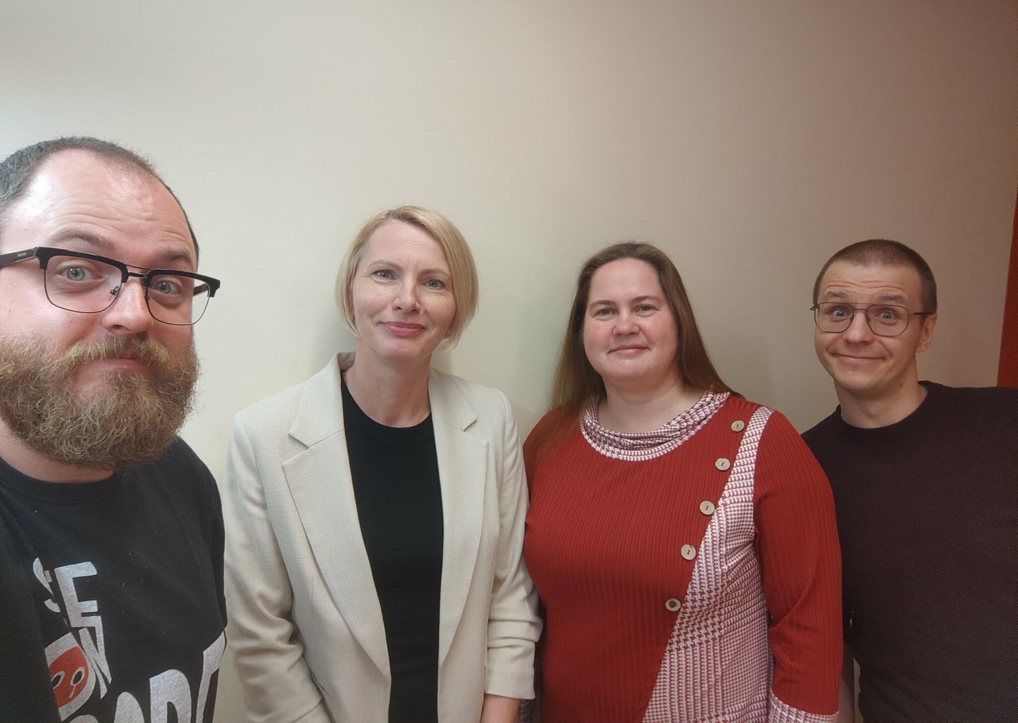 Tähetar NõoCasti saates Tähetari tantsijad Elis Kikka ja  Anneli Saaroja käisid külas NõoCasti saatel.Anneli Saaroja ja Elis Kikka naisrühmast Tähetar. Rääkisim